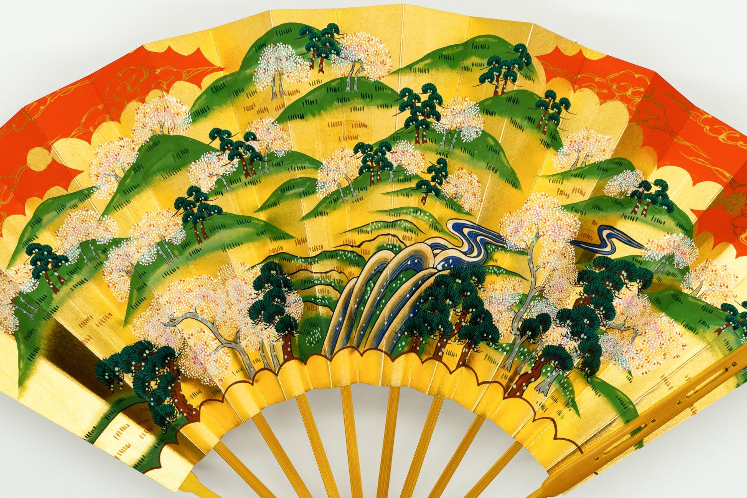 金地に春秋の柄仕舞扇