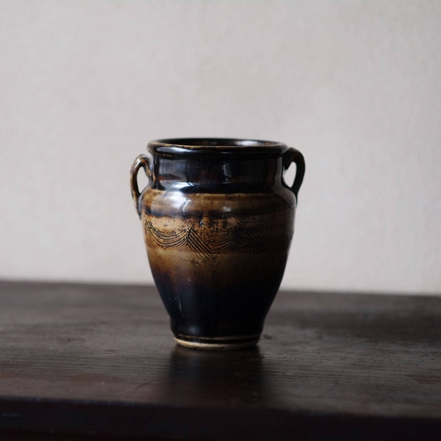 漢時代 黒褐釉瓜棱文長嘴双獸首耳執壺