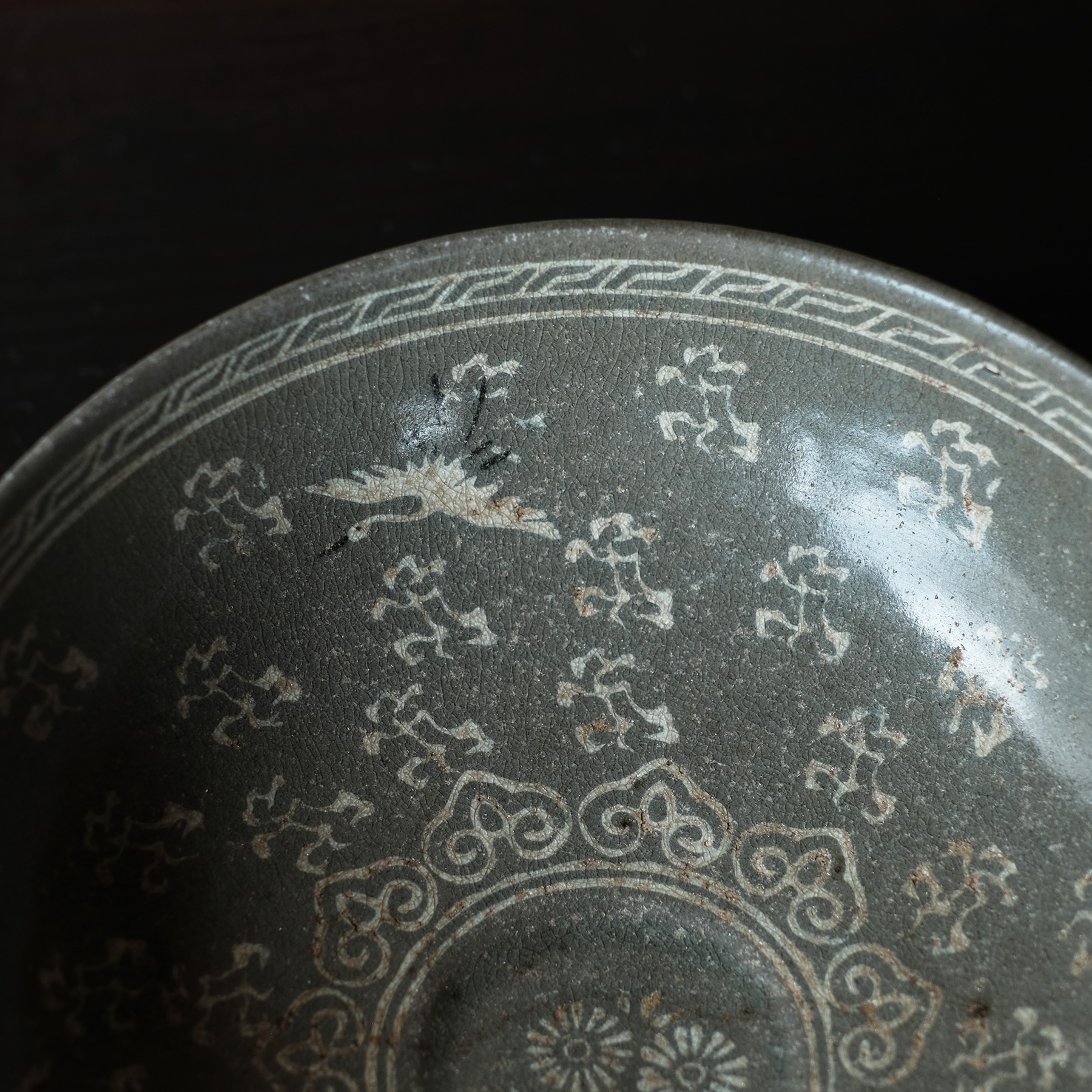 高麗 青磁白黒象嵌雲鶴文鉢 | 骨董と詩学 Antique & Poetics |