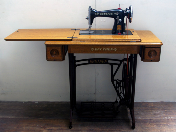 No.672 BROTHER ブラザー製 家庭用足踏みミシン：アンティークミシン