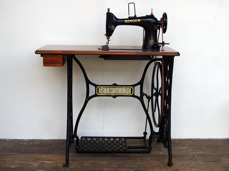 足踏み式ミシン(singer)