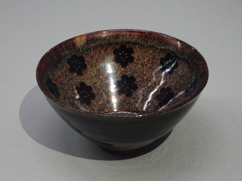 美しい古美術蔵から美しい飴茶色の雰囲気のある抹茶茶碗が出て来ました