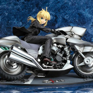 重厚なデザインのバイクを駆る姿が美しい……『Fate/Zero』よりセイバー