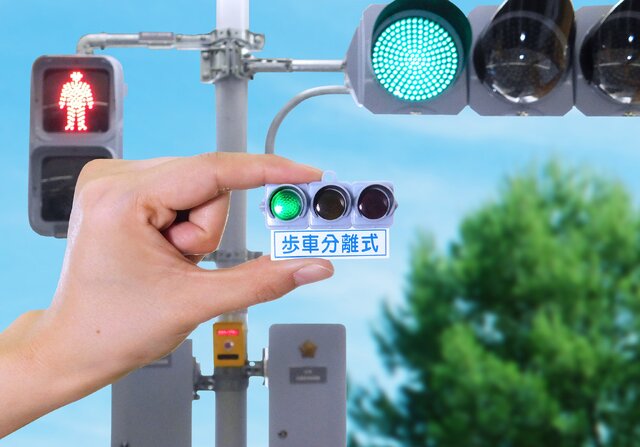 なんと「信号機」が超リアルにカプセルトイ化…！本物の図面を参考に作