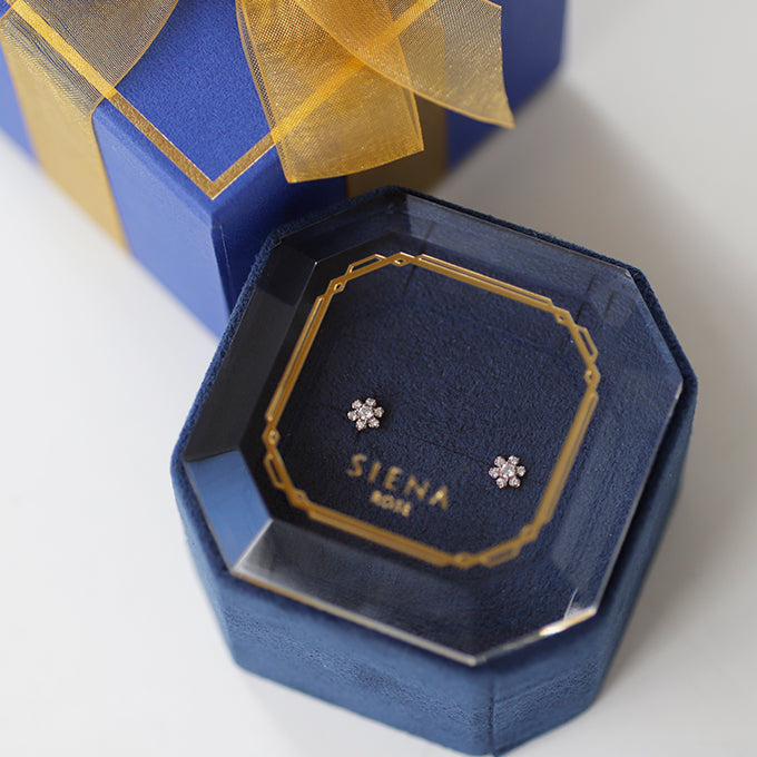 ANNIVERSARY フラワーモチーフダイヤスタッドピアス