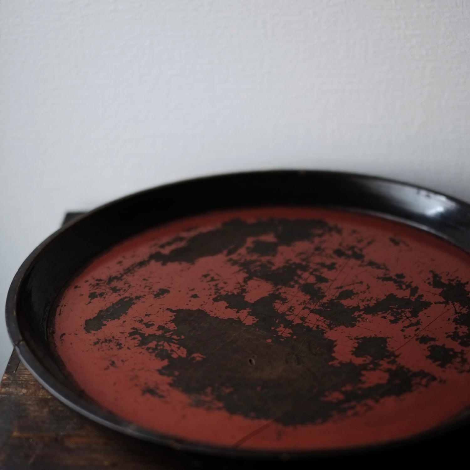 時代 抽象画 縁黒漆朱丸盆(江戸時代) – 逢季荘