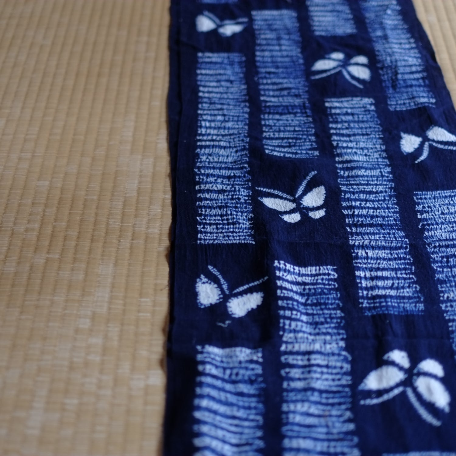 時代 有松鳴海絞り 縫い絞り蝶図藍染布(昭和期) – 逢季荘 図録