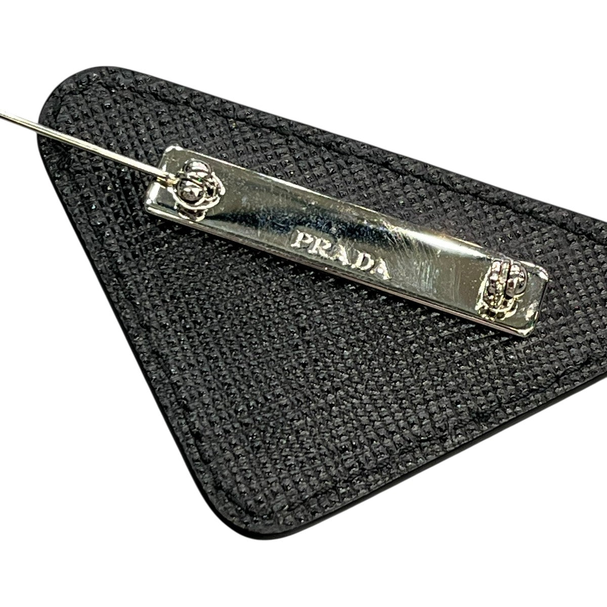 PRADA(プラダ) ブローチ ブラック サイズ -｜【公式】カインドオル