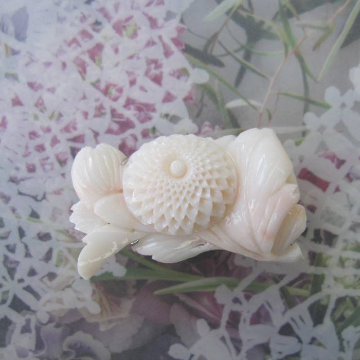 楽天市場】ミッド珊瑚 豪華 菊の花の彫り帯留め 兼ブローチ 和小物 帯