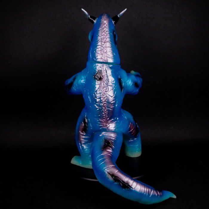 ブルマァクの「湖のひみつ」！？ 「エレキング(蓄光ブルー)」湖底から