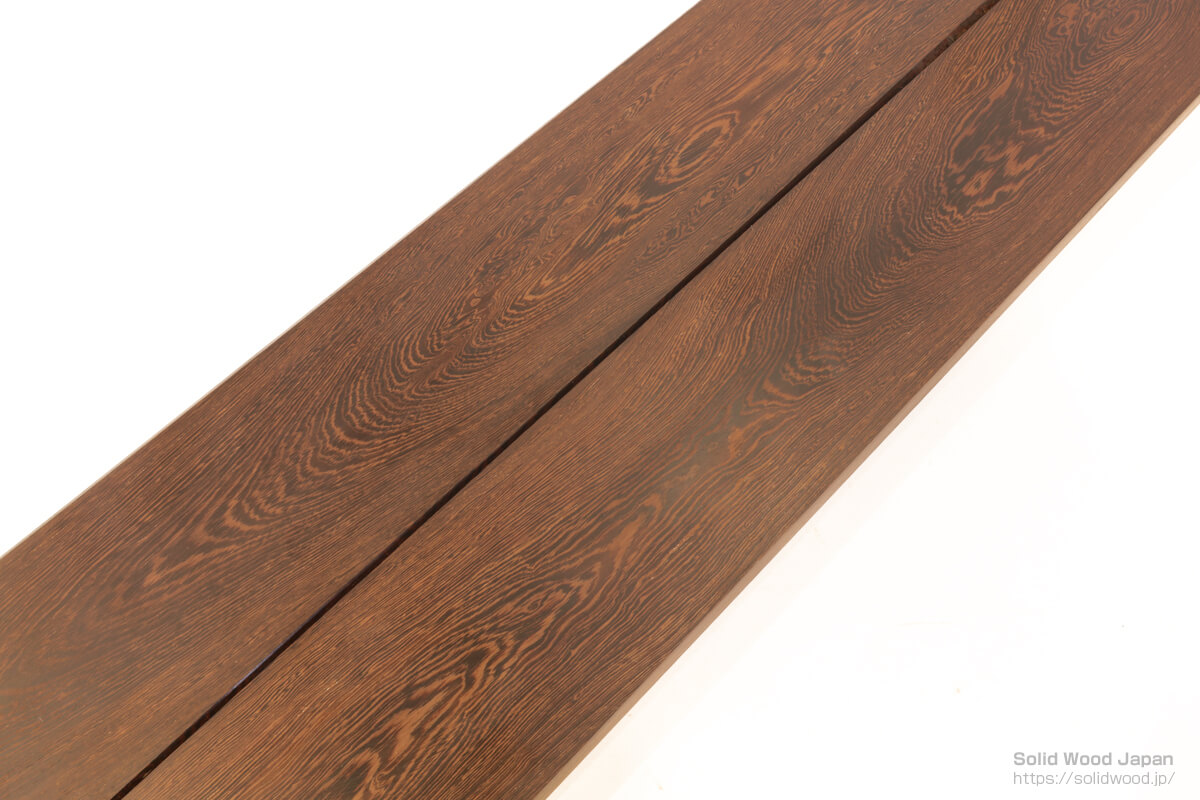 鉄刀木と書いて(たがやさん)と呼びます。唐木の中でも幻の銘木と言われ