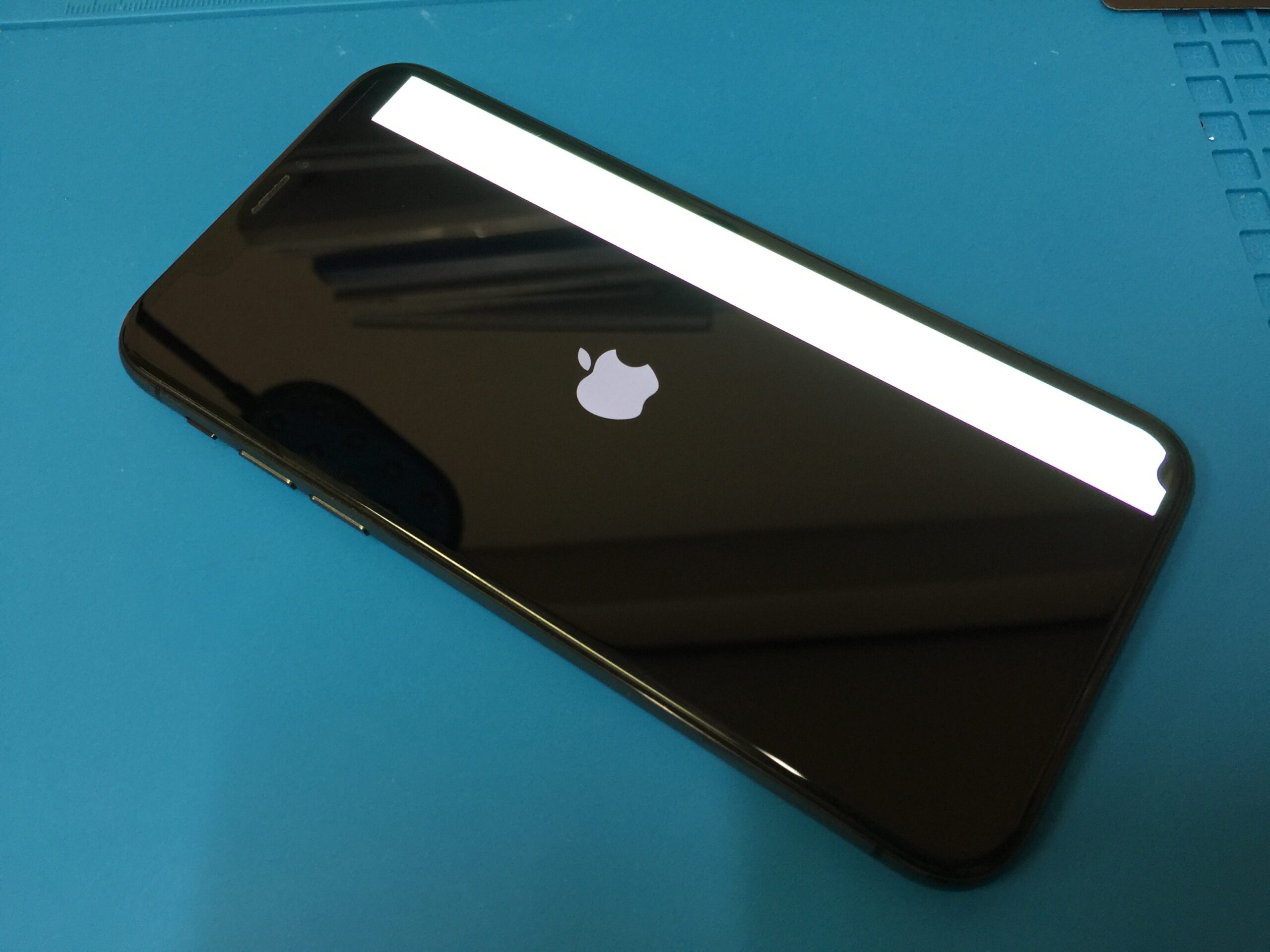 Apple iPhone X シルバー 画面に縦線あり iPhoneの液晶に縦線が出て