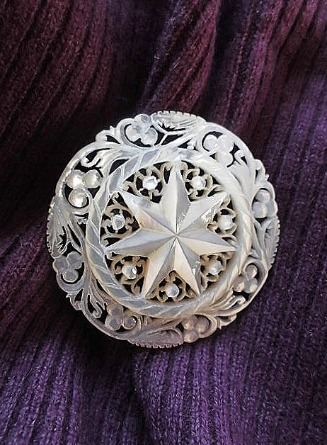 ベツレヘム マザーオブパールのブローチ 花 大きめ ベツレヘムパール