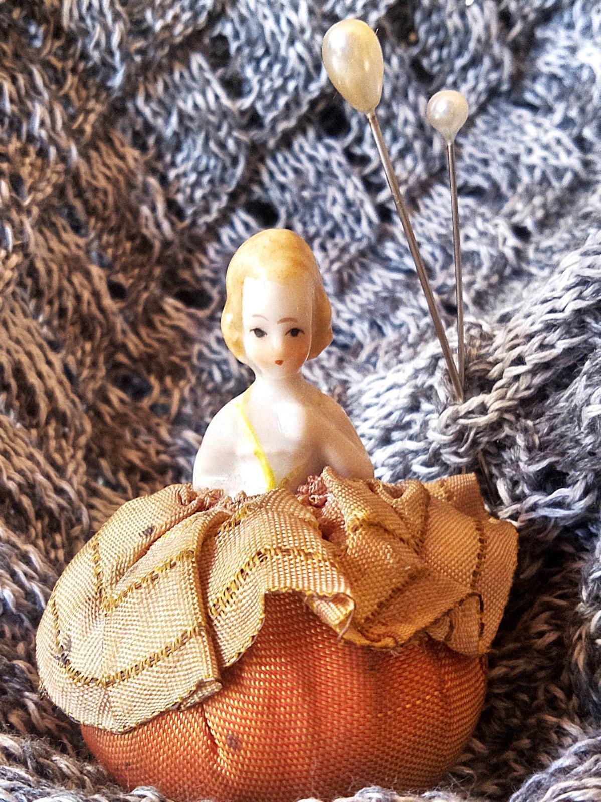 アンティークのピンクッション 小さなハーフドール アールデコ 針山 - SNAP