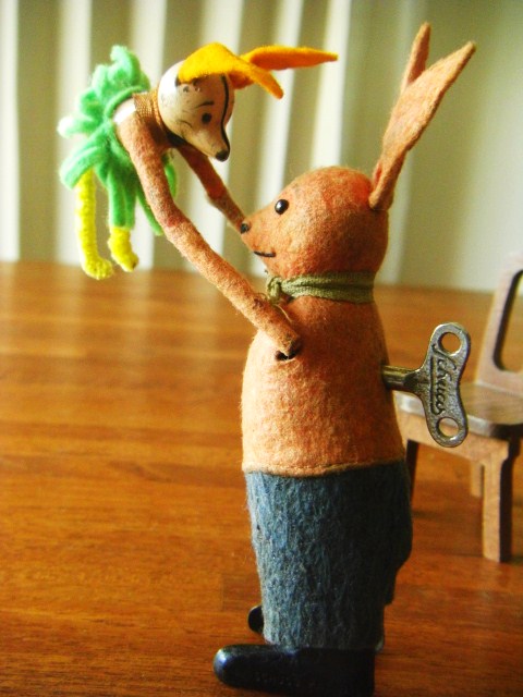 アンティーク シュコー 高い高いをするねじ巻きうさぎ - SNAP