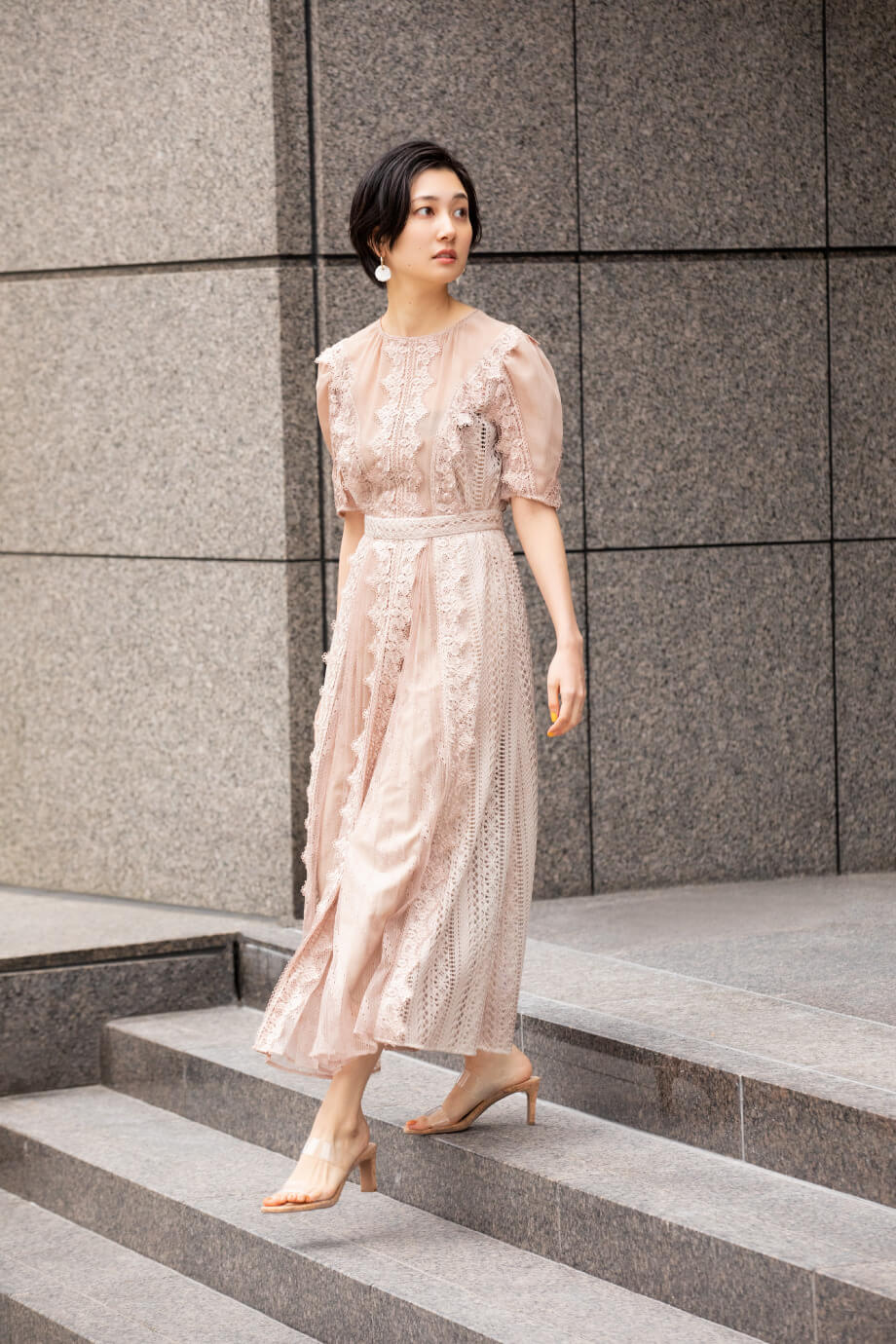 DRESS シアーなレースやチュール、刺繍を纏う。春風に揺れるドレス