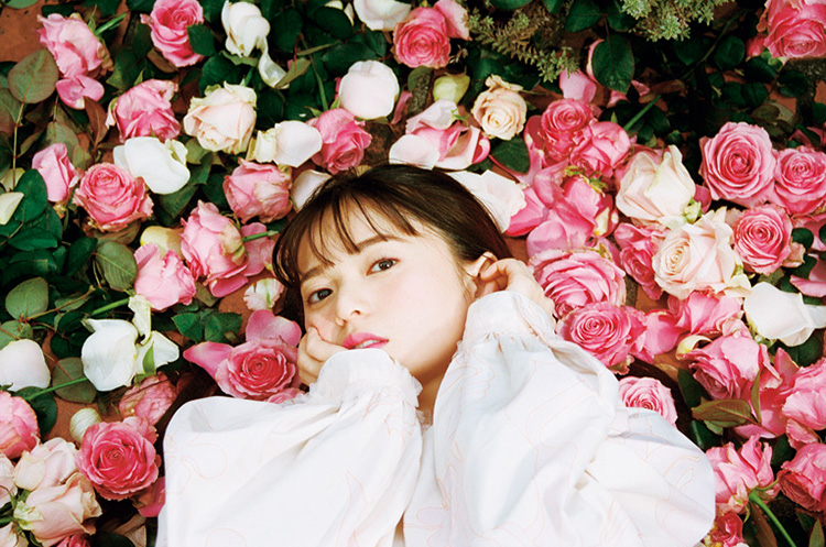 齋藤飛鳥がとびきり乙女に♡ 薔薇色の世界を披露 | sweet web | 宝島社