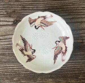 骨董水妖｜古伊万里白土型紙摺花文色絵三鶴小皿