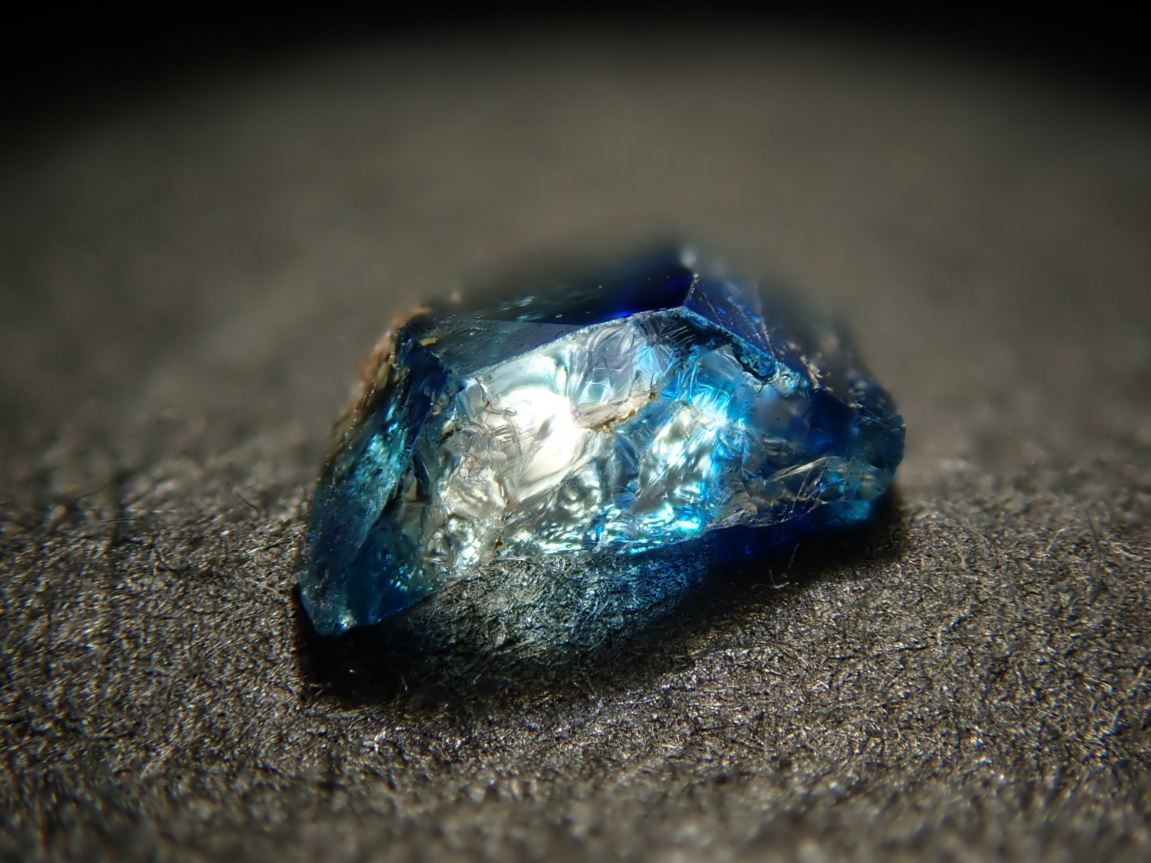 ジンバブエ産バイカラーユークレース 0.165ct原石