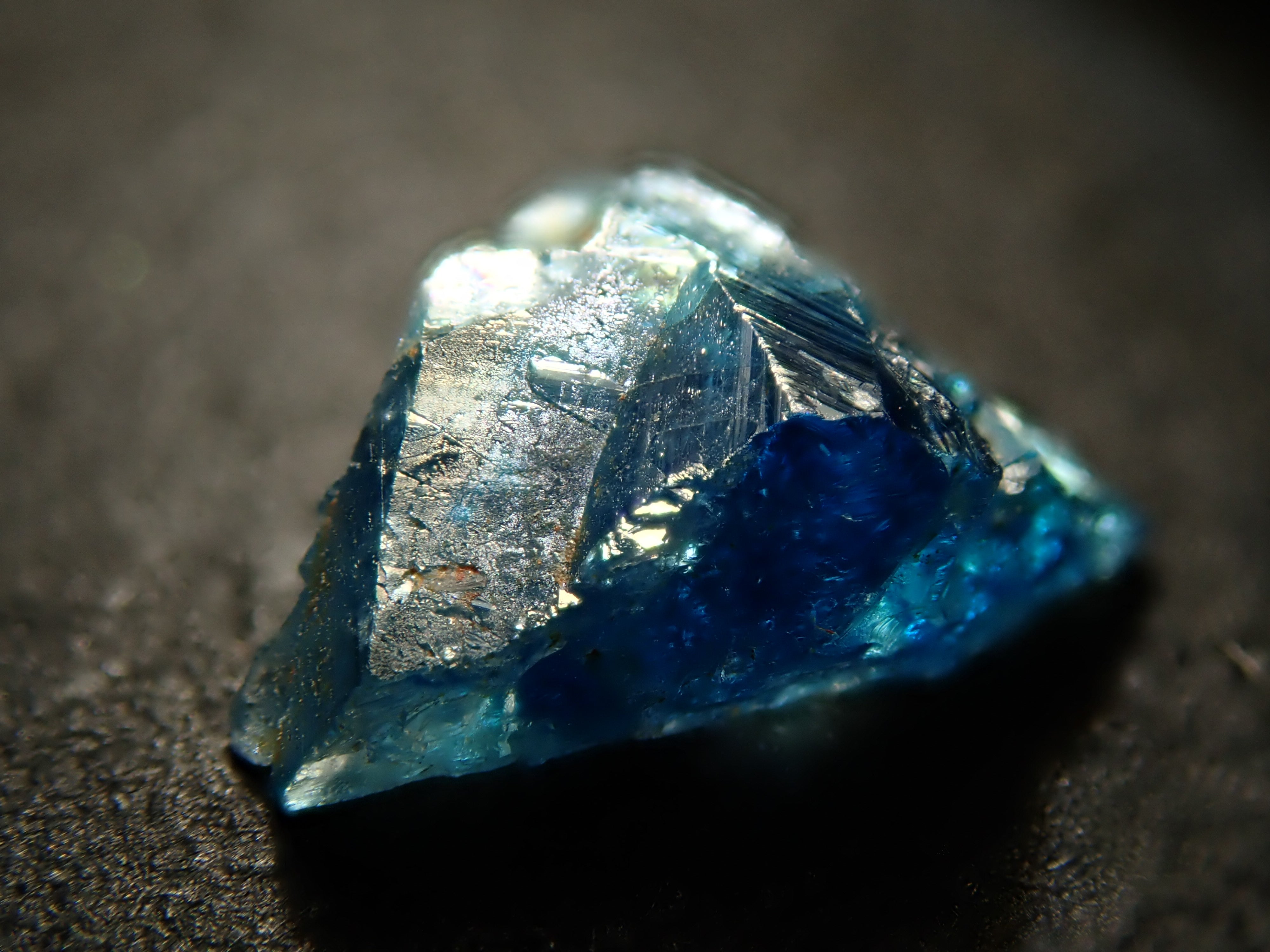 ジンバブエ産ユークレース 0.580ct原石