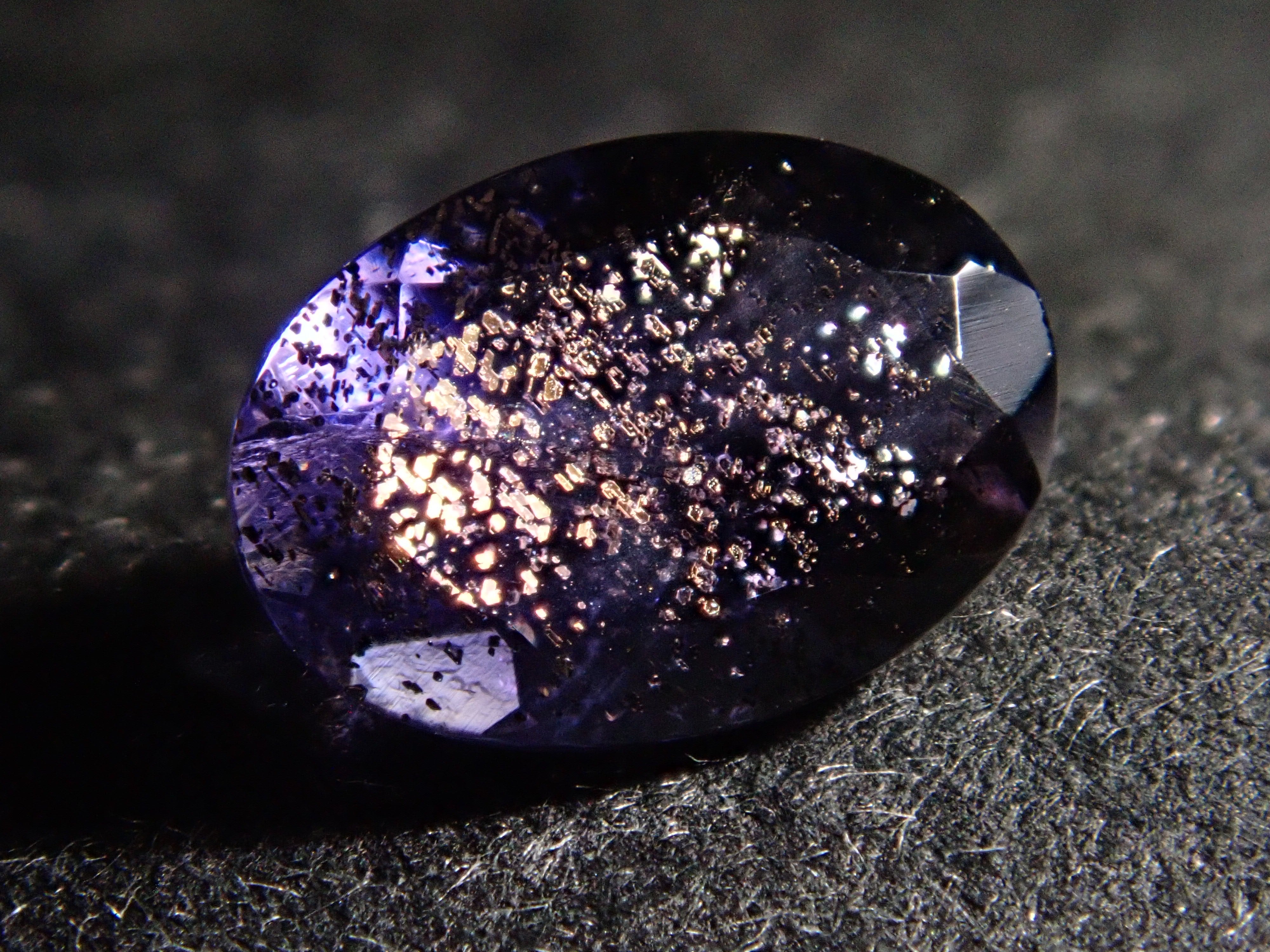 鉱物標本 アイオライト （菫青石） 天然 アイオライト IOLITE 菫青石