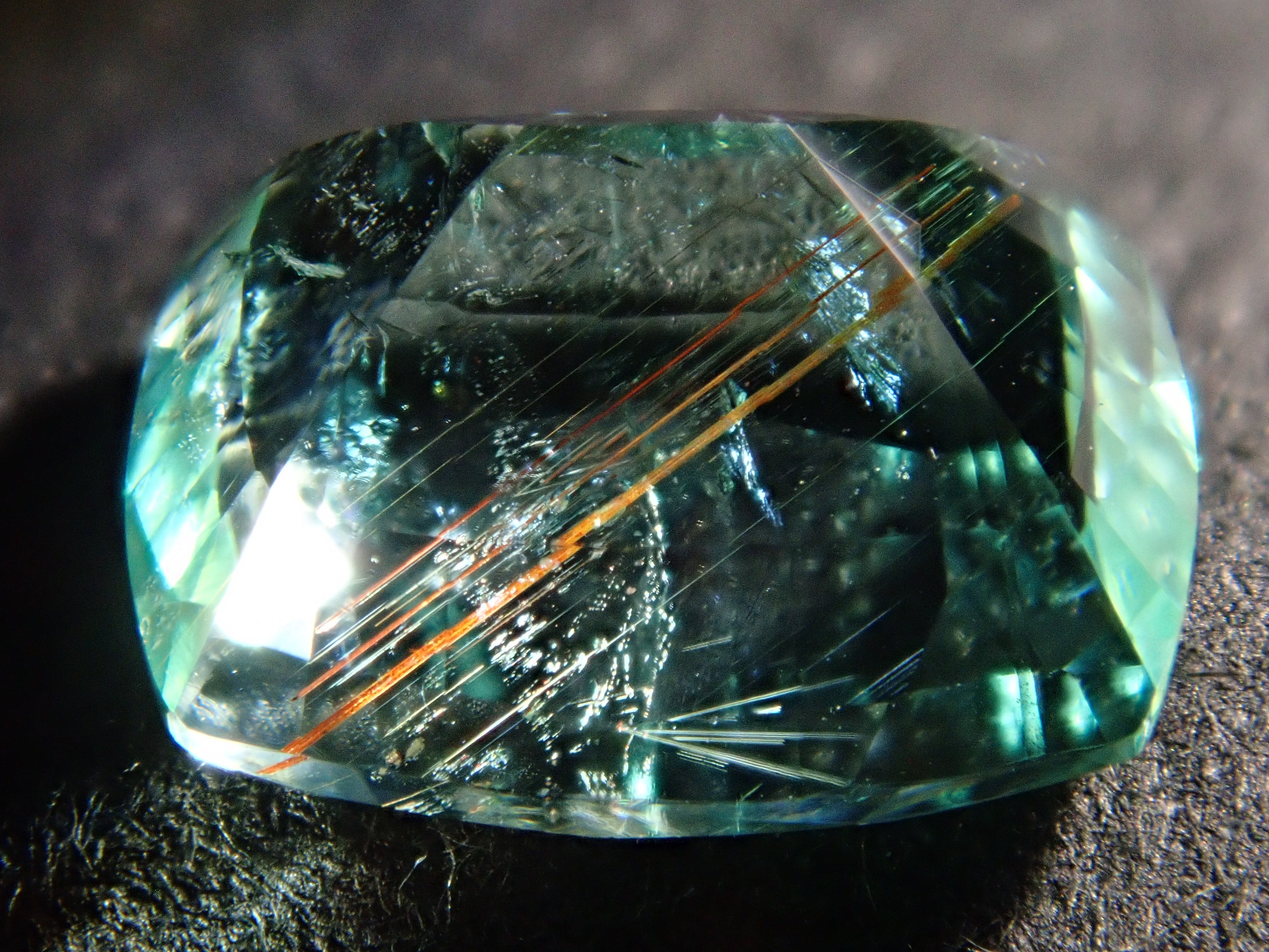 モザンビーク産パライバトルマリン 1.309ctルース（酸化鉄