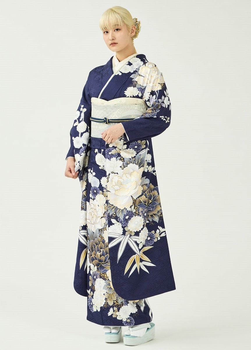 振袖 紺色 花柄 みぃたン 振袖 紺色 花柄 莉子着用の振袖-紺｜成人式の