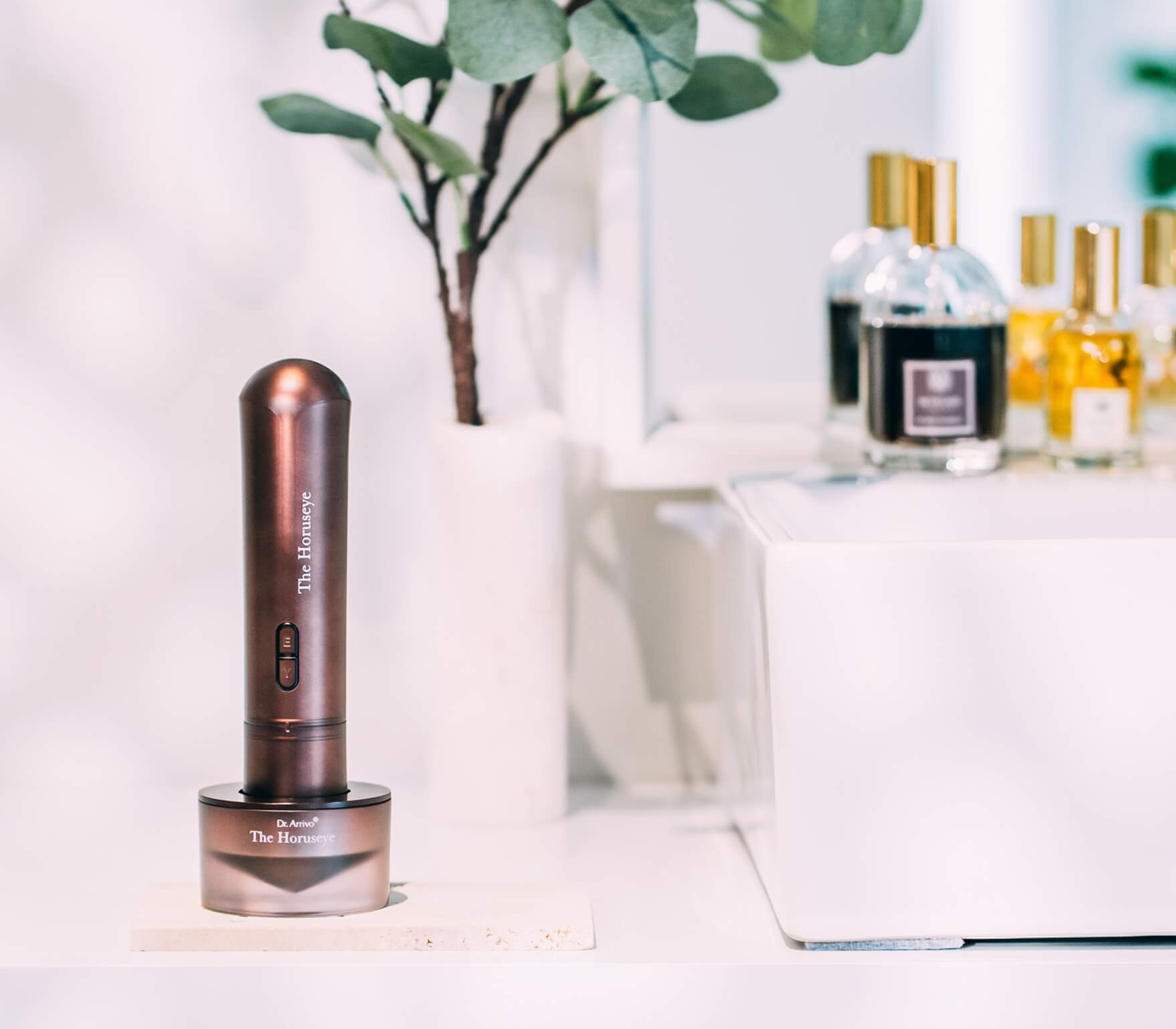 ボディ・フェイスケア artistic & co The Horuseye 目元特化美顔器 The