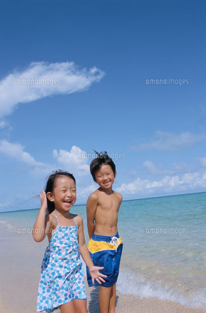 波打ち際で笑う女の子と男の子 日本人 小浜島 沖縄県[02298000117]の