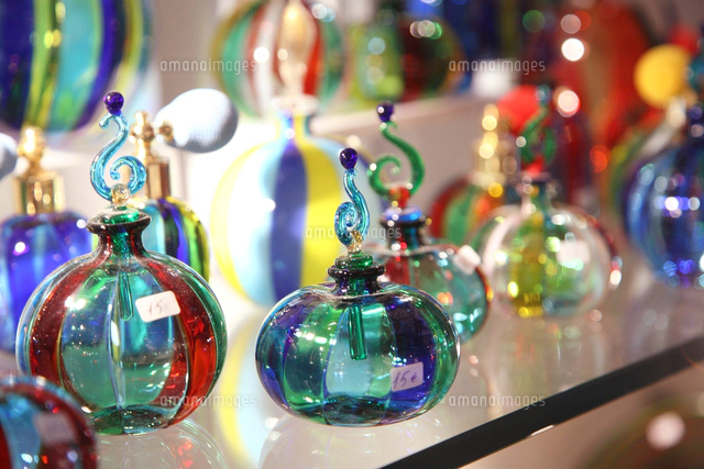 ベネチアン・グラスの香水瓶[10747000011]の写真・イラスト素材