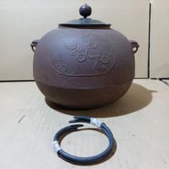 炉釜】釜師 佐藤浄清作 丸釜 炉用 茶道具【中古 美品】梅松の花彫刻