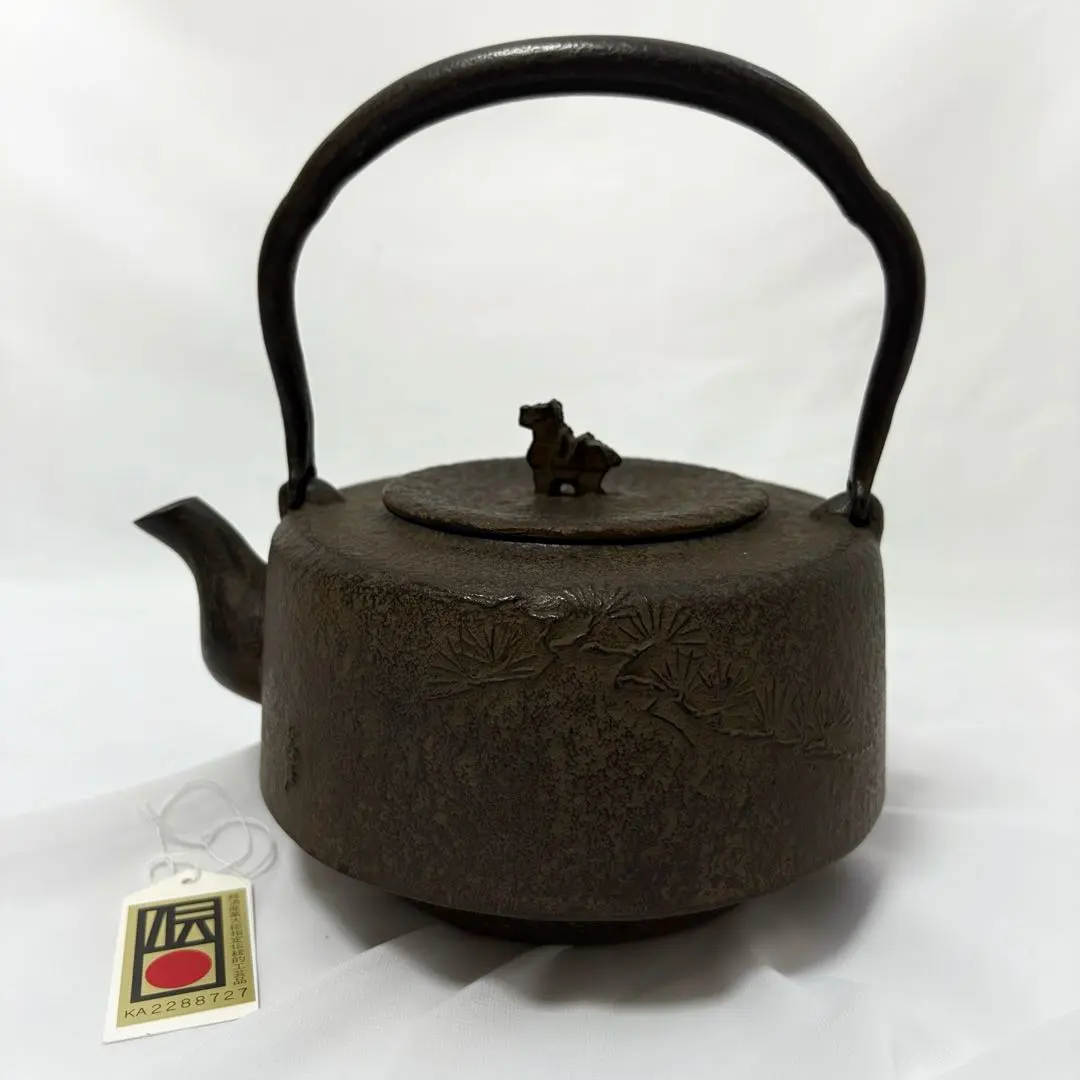 く*む様 茶道具 若松地紋 鉄瓶｜鉄瓶 鉄絵菊花紋 | 西川