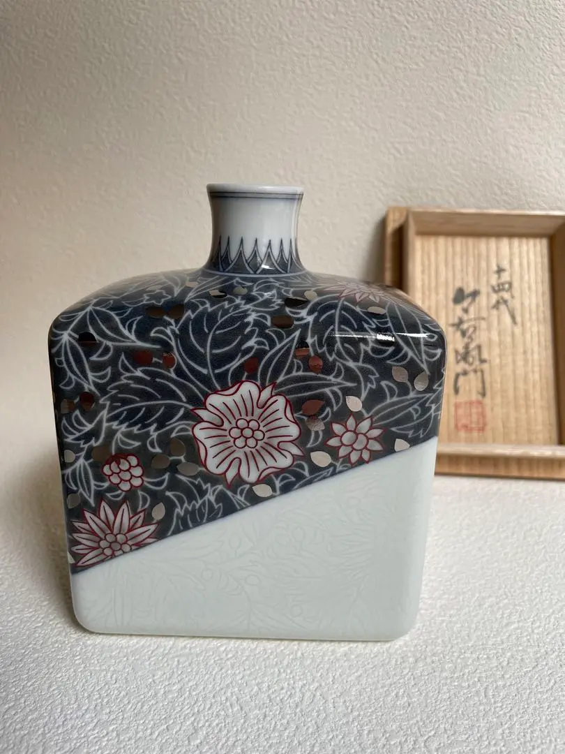 源右衛門 染付魚花紋蓋物と色鍋島唐草模様花瓶セット 共箱なし