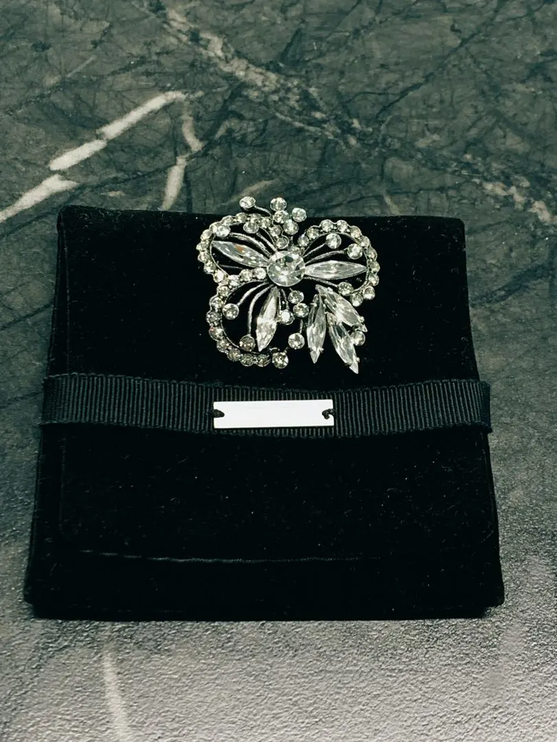 フォクシークリスタルブローチ ブローチストッパー付きワンピース