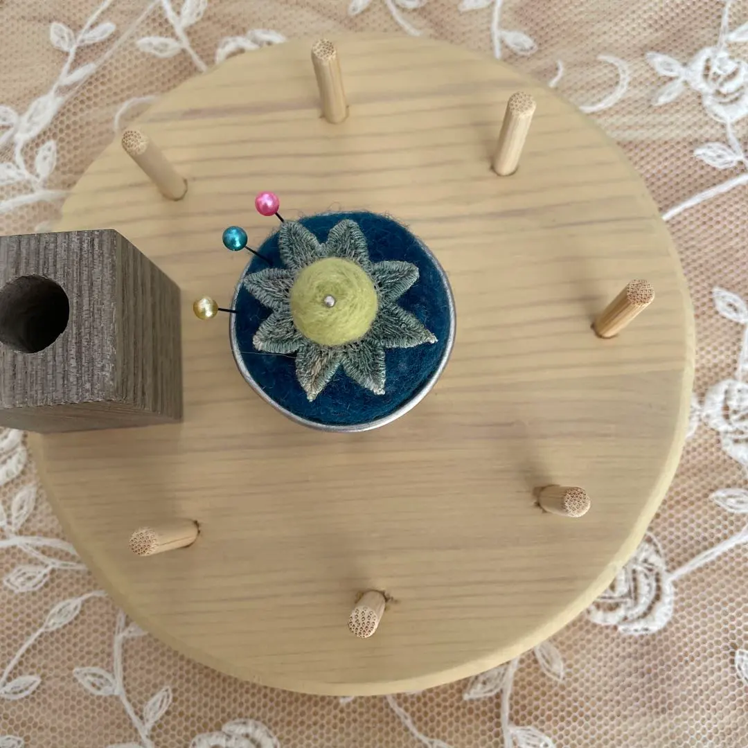 アンティーク 金属スレッド＆ニードルポイントワーク 針山型 木製