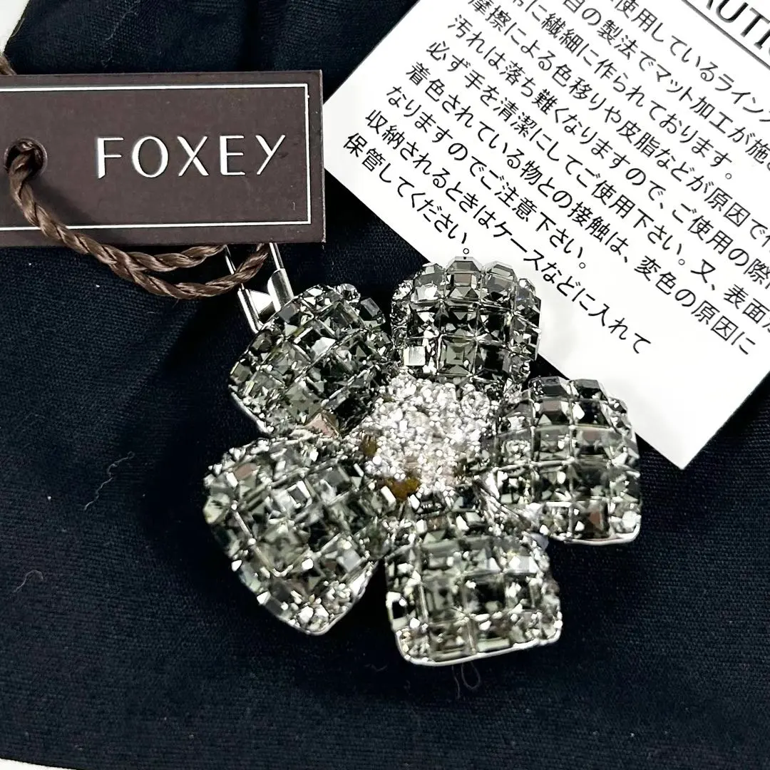 フォクシークリスタルブローチ ブローチストッパー付きワンピース