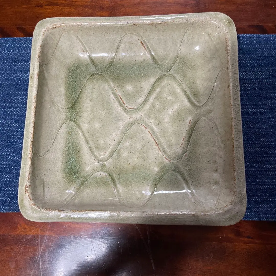 出西窯 多々納弘光氏作 バターケース三角模様 黒釉型紙抜角蓋物