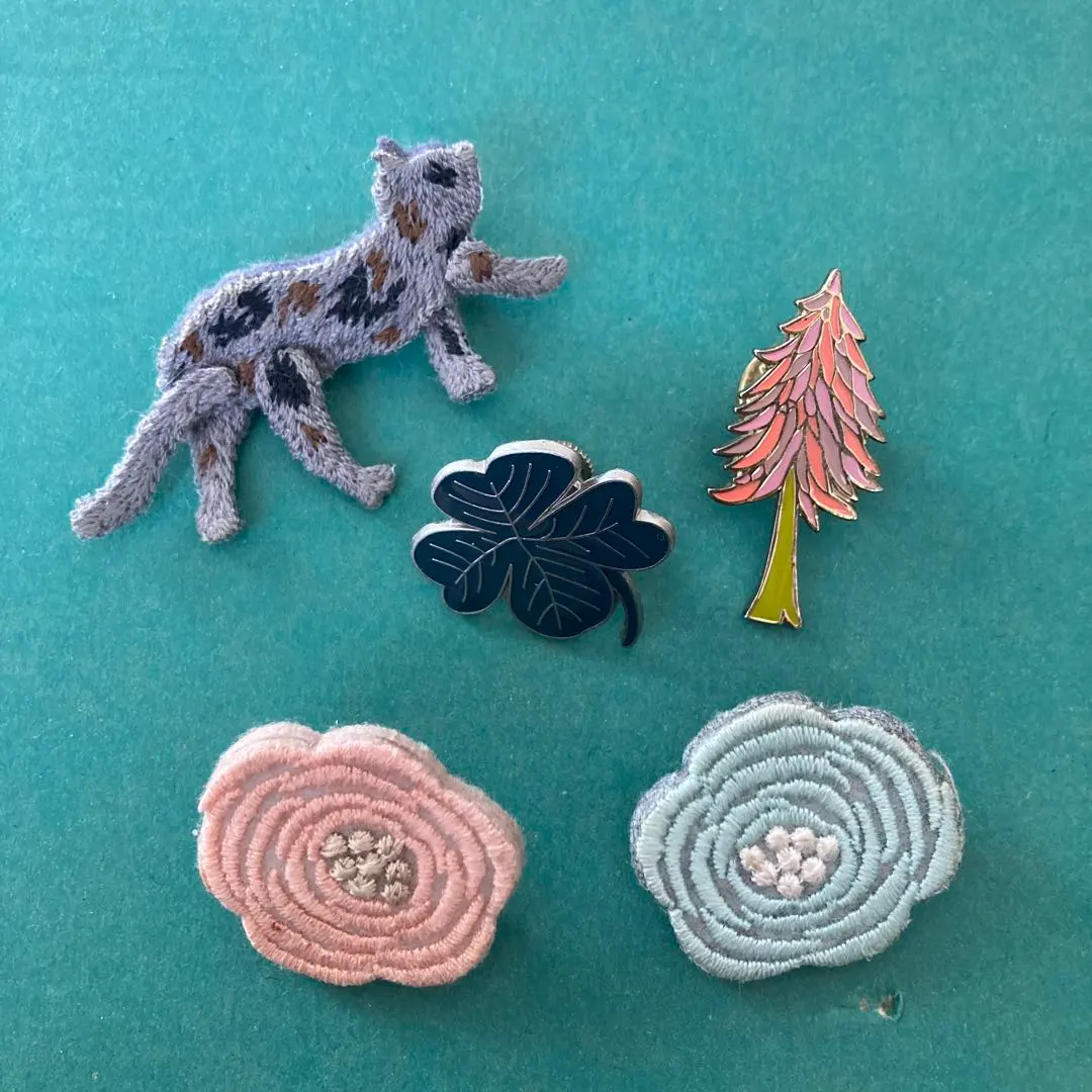 Sally Scott 黒鳥 水牛の角 ブローチ