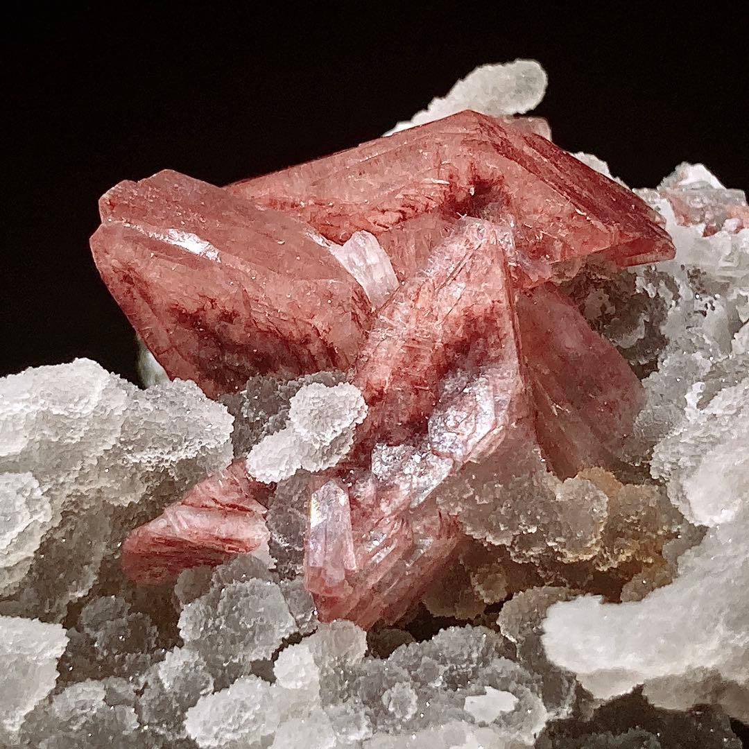 く*ら様 レッドスティルバイト カルセドニー 原石 鉱物標本 天然石 938