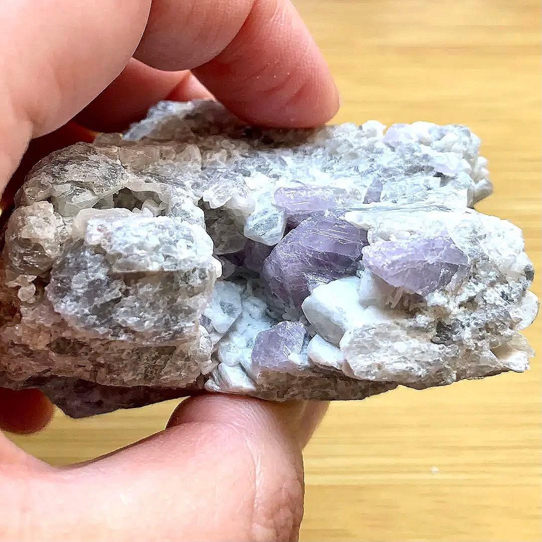 ライラックカラースピネル母岩付き特大標本194g