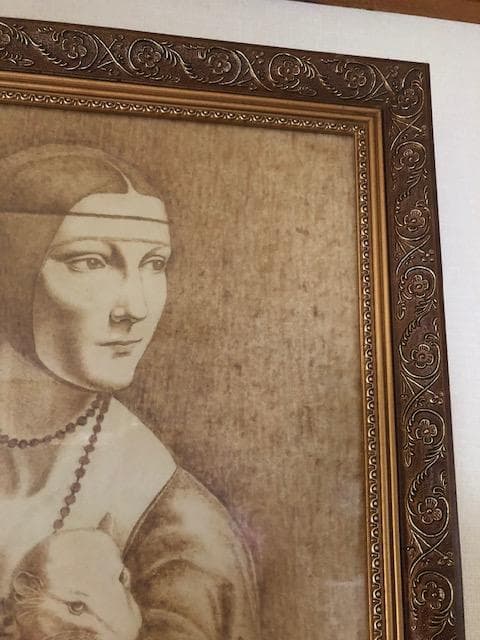 貂を抱く女（噴画；中国南京の伝統技法、特殊材の焦げ目で表現、永久に変色しない）