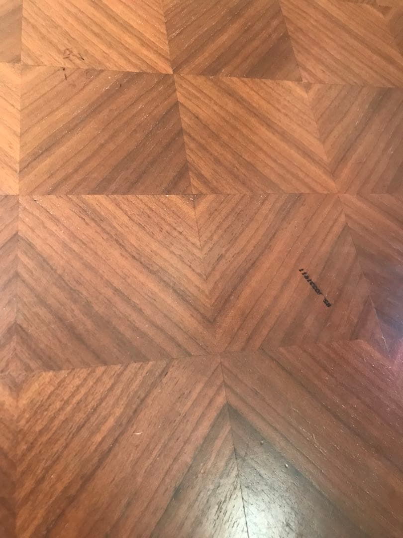 送料込み価格 Lotus 木製ダイニングテーブル 4本脚　矢張り柄