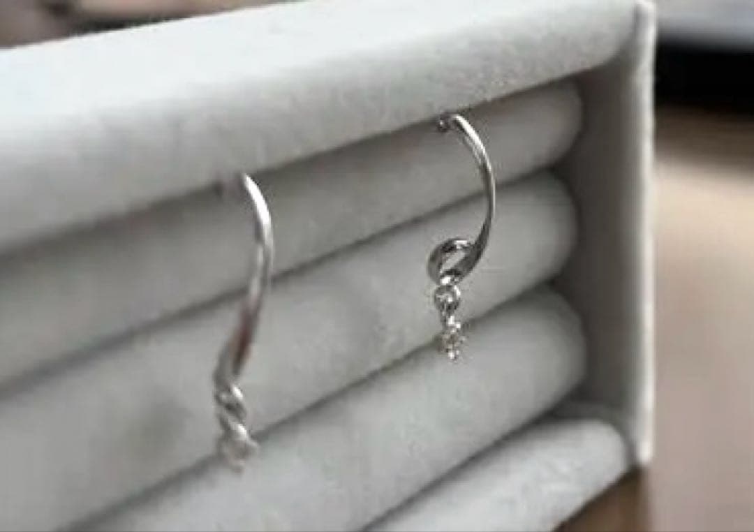 テイクアップ スイングダイヤピアス14Kホワイトゴールドひねりライン