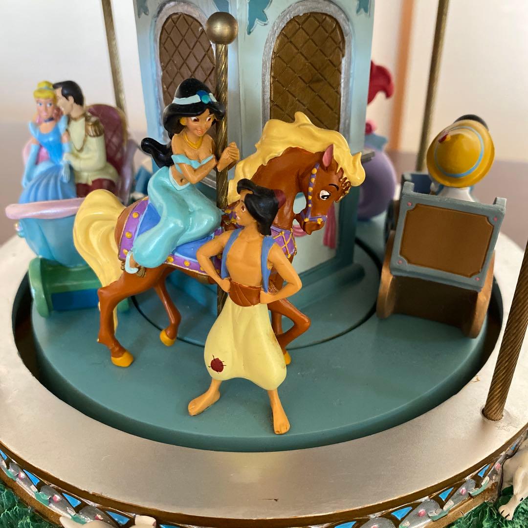 ディズニーキャラクターメリーゴーランド型 オルゴール スノードーム付