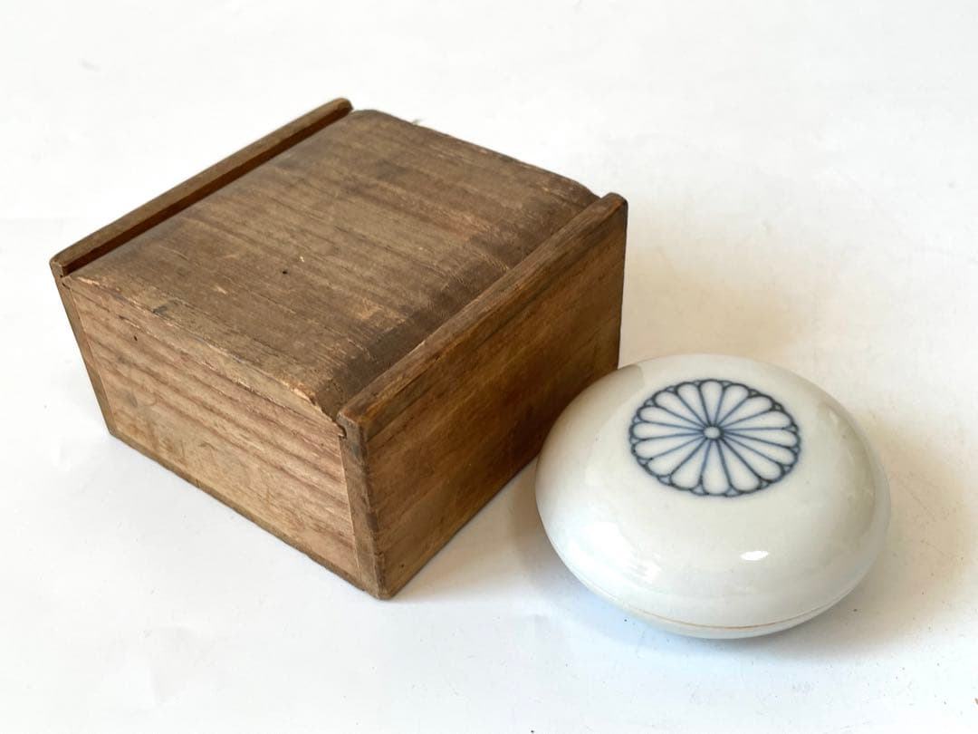 骨董　アンティーク　陶芸家　井上良斎　染付菊御紋　香合　白磁　共箱　茶道具