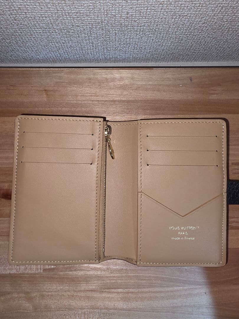 Louis Vuitton LVヴェルティカル ウォレット コンパクト