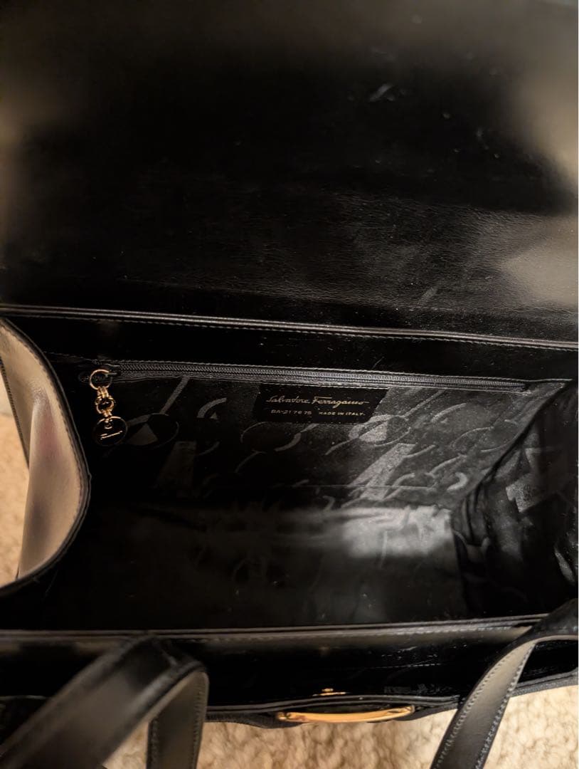 【最終値下】サルヴァトーレフェラガモ　ヴァラリボン　バッグ　レザー黒　フォーマル
