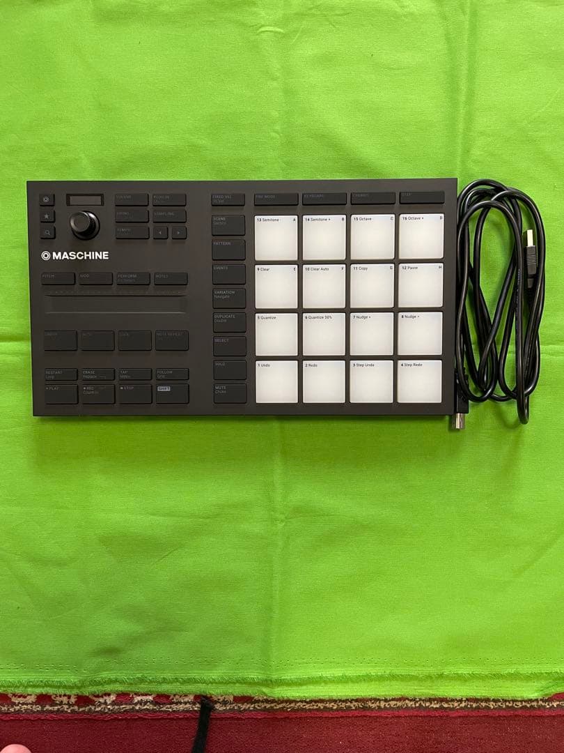 NI MASCHINE Mikro MK3 本体とUSBケーブル