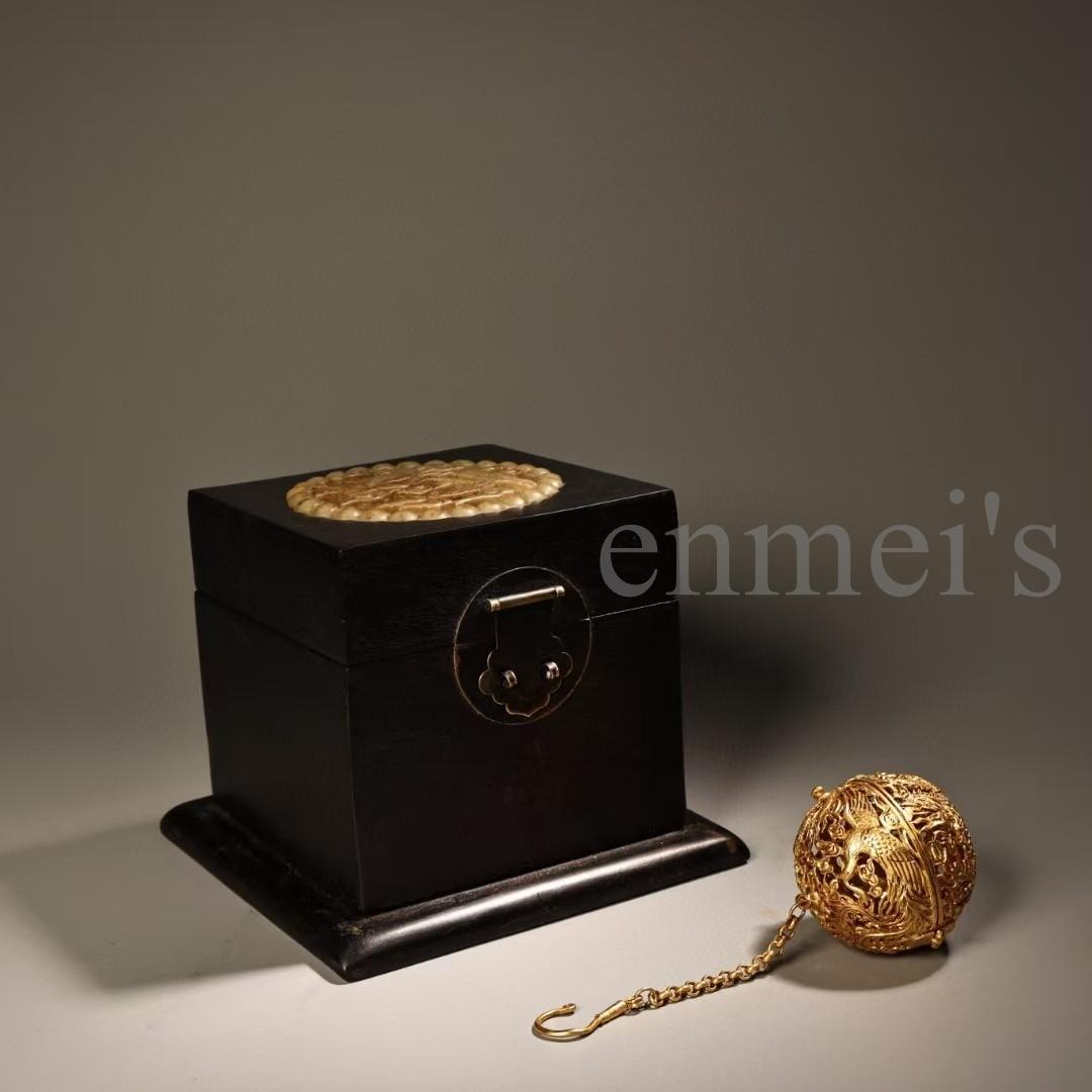 中国古美術品・珍品純銅製・高浮彫鎏金繍球香炉香囊・透彫・