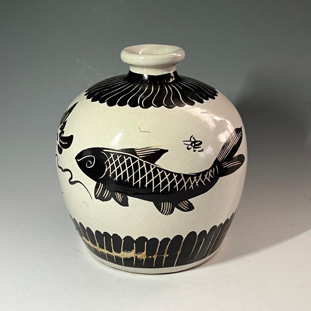 唐物 磁州窯 白地陰刻文魚紋瓶 白化粧無地陶 灰褐色